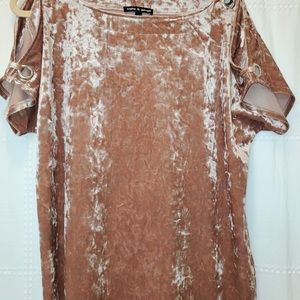 Cable and Gauge soft peep hole shoulder shirt